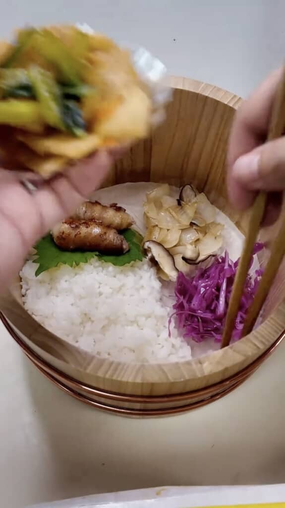 作ったおかずを盛り付けていけば……