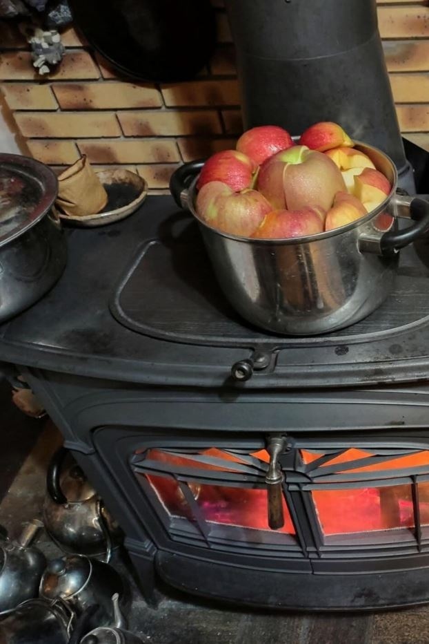 大量のリンゴを一晩火にかけると……