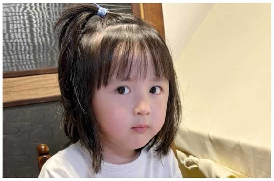 （2/2）娘さんもママにそっくり！　顔や髪形、写真に写る角度まで全てがうりふたつです