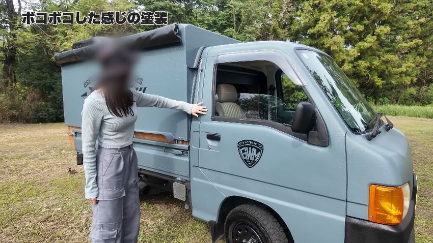 SUBARUのサンバーに居住用シェルを設けたデモカー