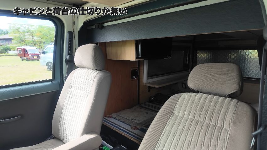 キャビンと荷室がつながっているデモカー内部