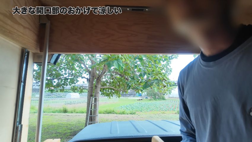 シェル上昇によりキャビンと荷室の間に生じた開口部