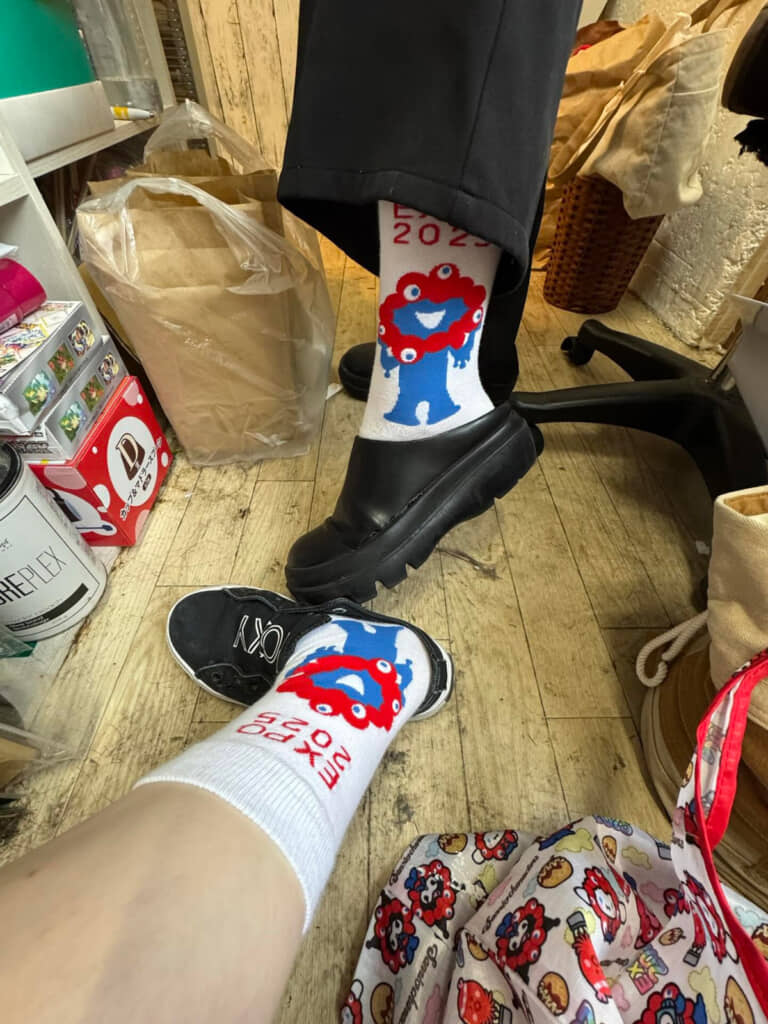 同じミャクミャク靴下を履いた2人の足元の写真