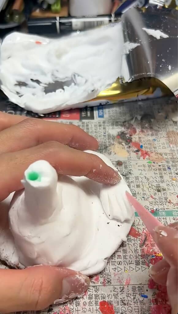 その手の形はミャクミャクではないですね？