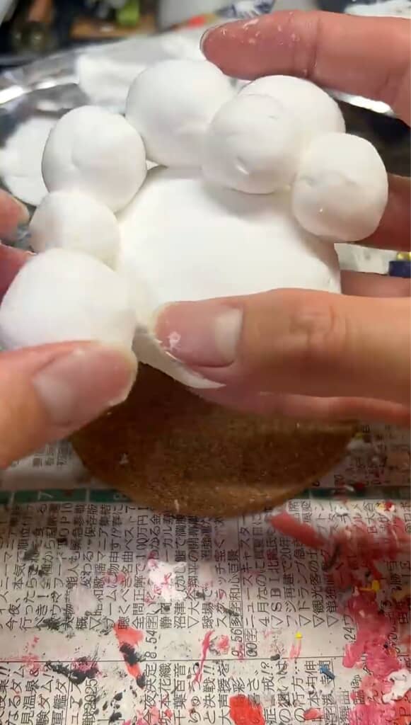 まずは粘土をたくさん丸めて顔を作るところから