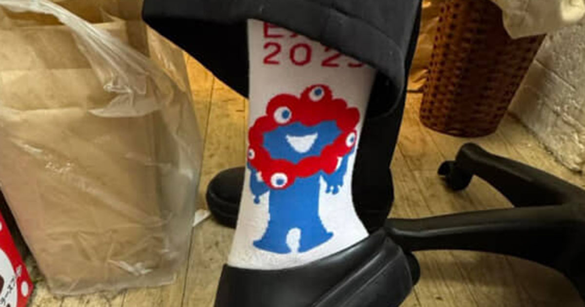 「万博ロス」の女性、ミャクミャクの靴下で出勤したら……　予想外な“まさかの奇跡”に爆笑「ロスすぎやろww」「これはうれしすぎる！」（1/4） | ライフスタイル ねとらぼ