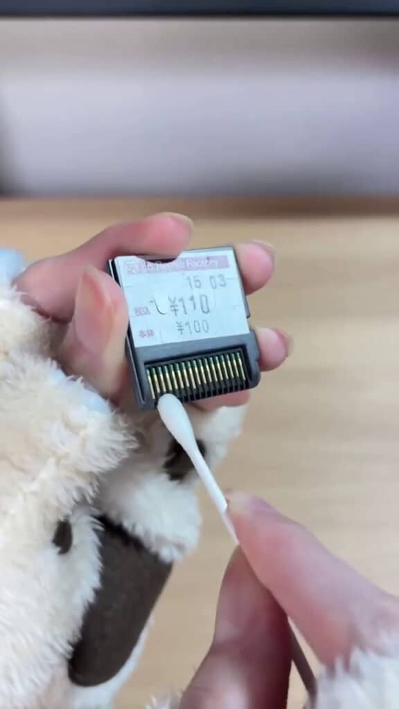 DSソフトの端子を綿棒でお手入れ