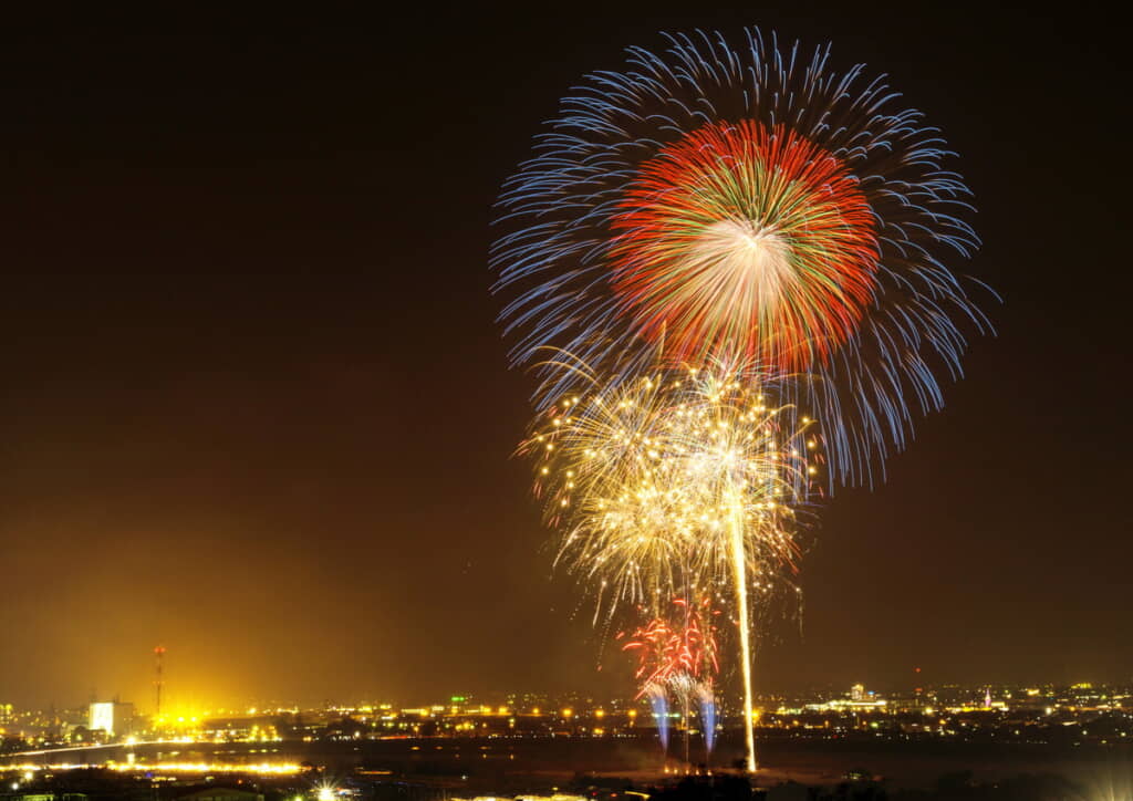 花火大会を見ていたら……（出典：PIXTA）