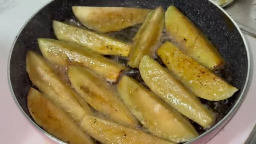 多めの油で揚げ焼きに
