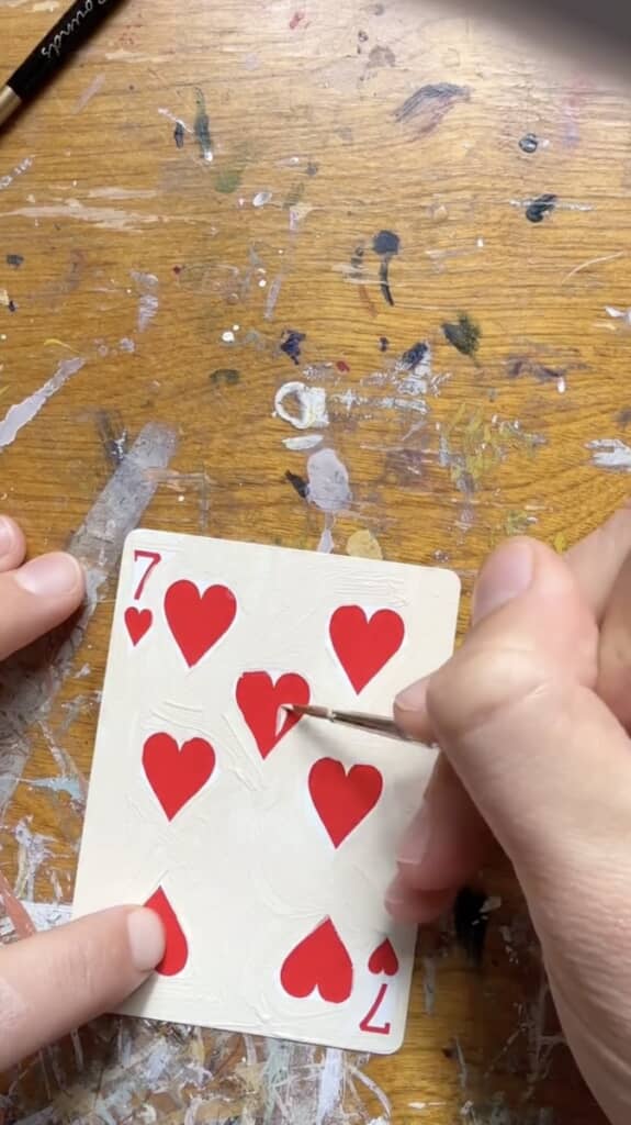 ハートの7のカードに絵の具を塗っていくと……