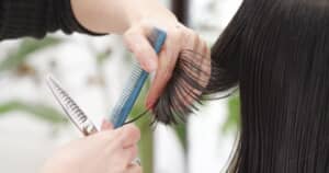 髪を切る美容師の手元