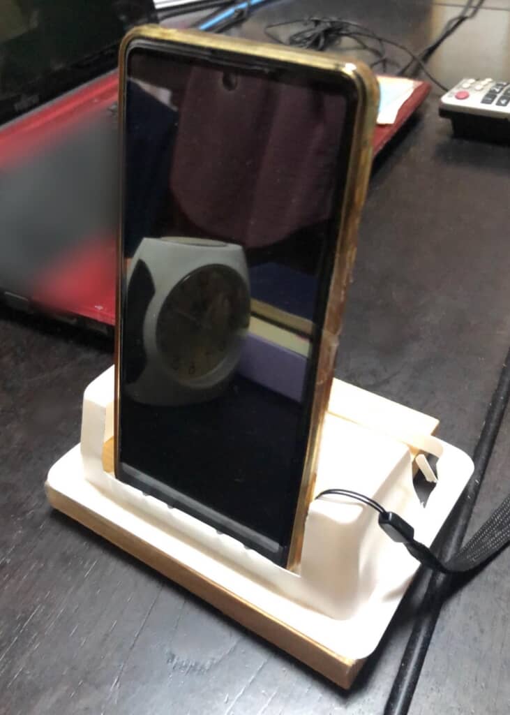 父が制作したスマホスタンド