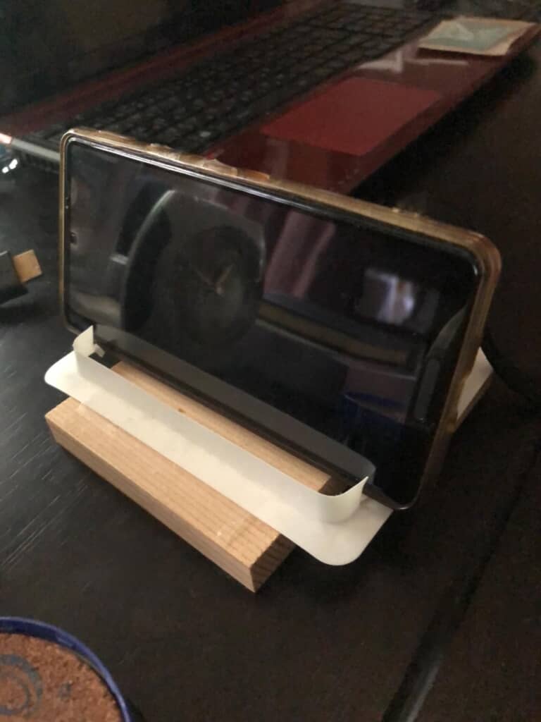 反対側は横にも置けるデザイです