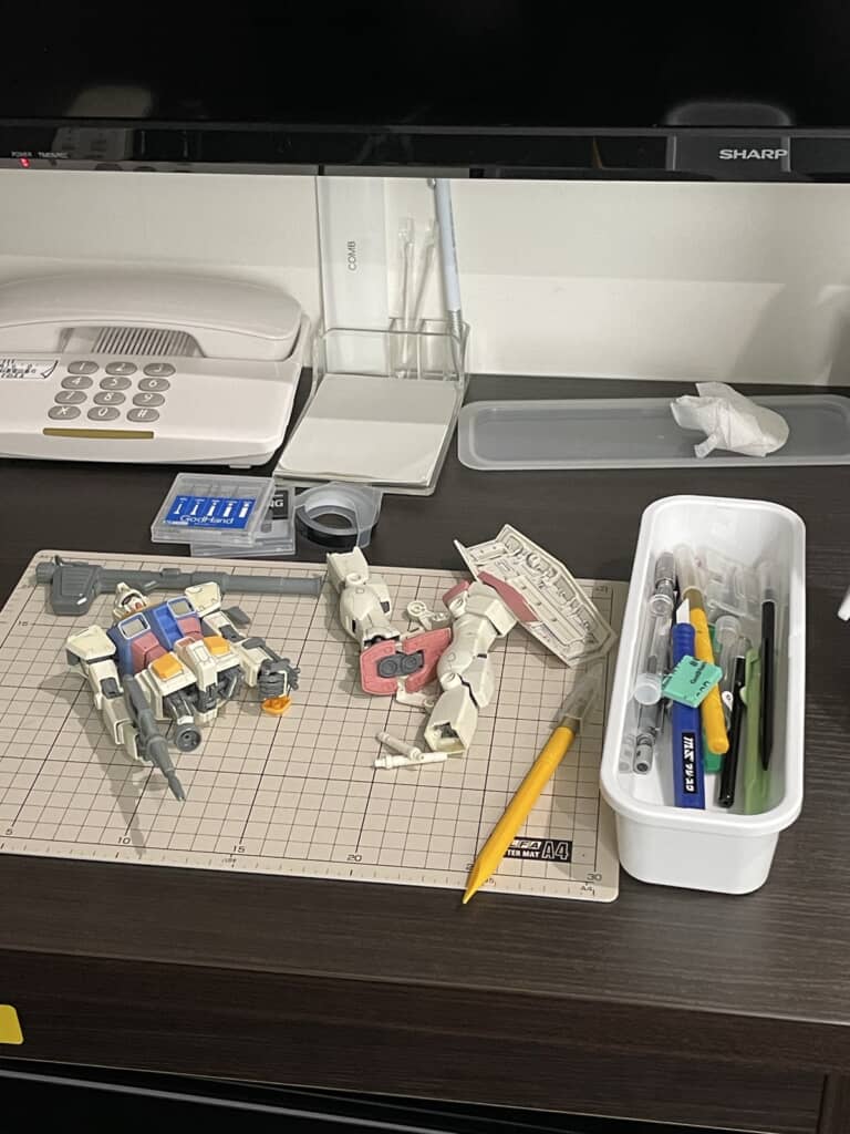 ビジネスホテルのテーブル上に置かれたRX-78のプラモデル