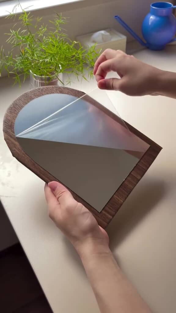 保護フィルムを剥がす