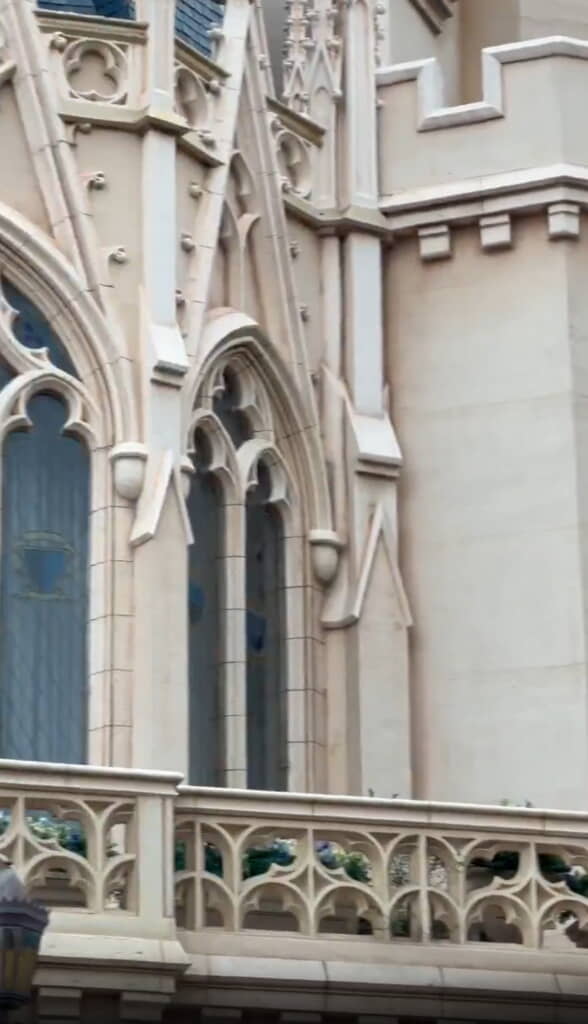 少しずつカメラワークが移動