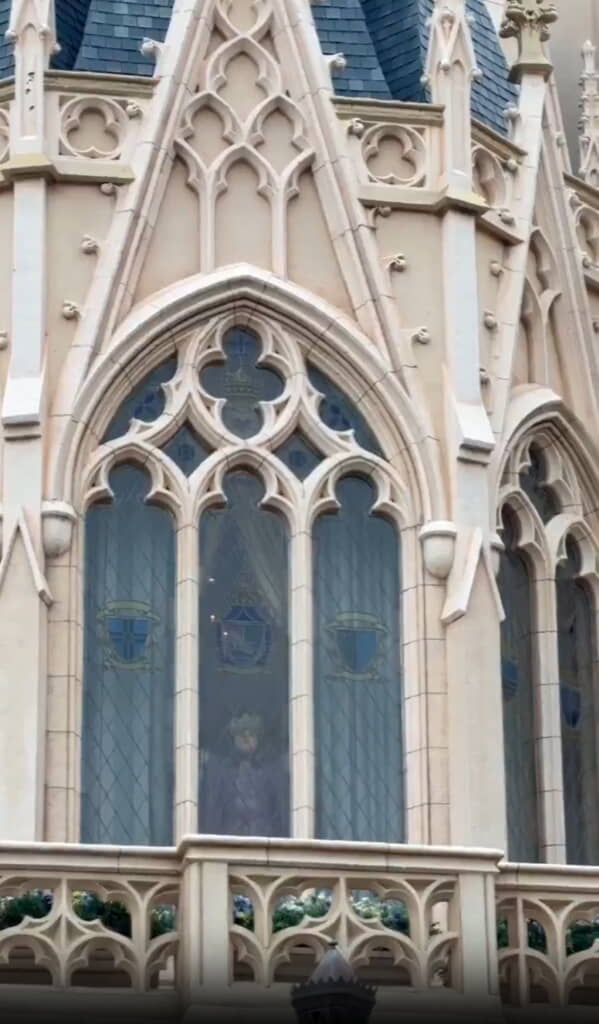 高らかと城下を見下ろしている（もはや天を見上げている？）