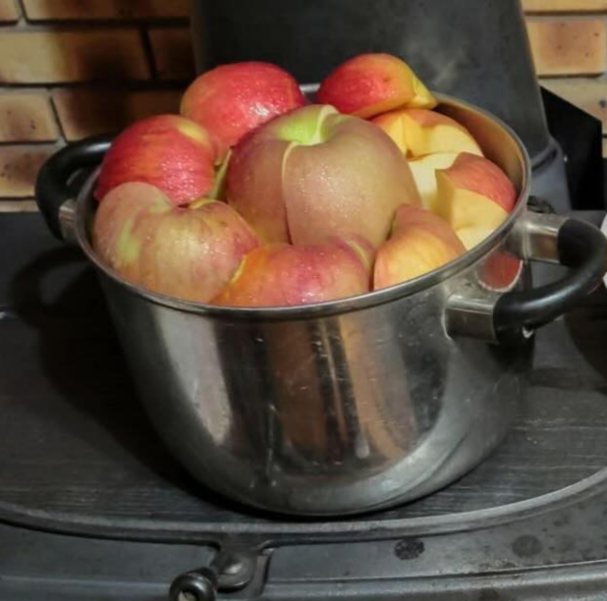 両手鍋にいっぱいのリンゴ、一晩ゆっくり火にかけると……　宝石のような完成品に「心底羨ましい」「ほんっとに美味しいですよね」（1/3） | ライフスタイル ねとらぼ