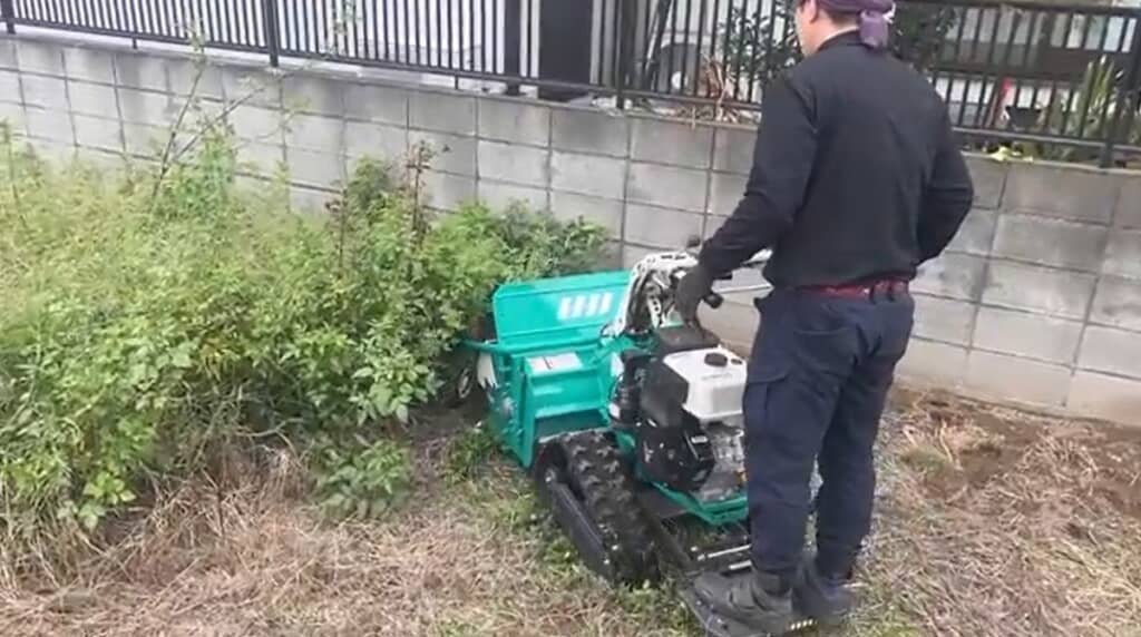 おかちゃんさんはハンマーナイフで草刈り