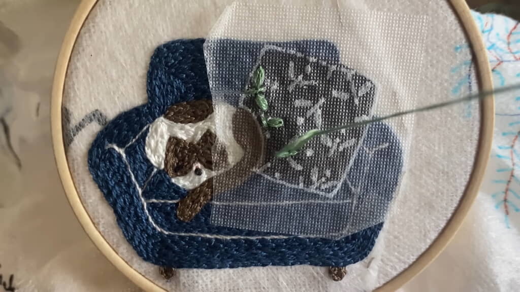 転写シールの上からクッション部分を刺しゅう