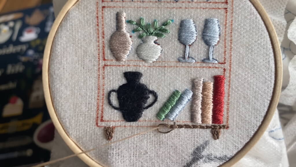 食器などが並ぶ棚