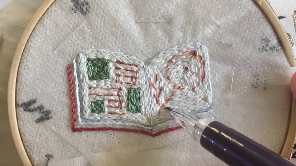 本の刺しゅうには直接ペン描きも