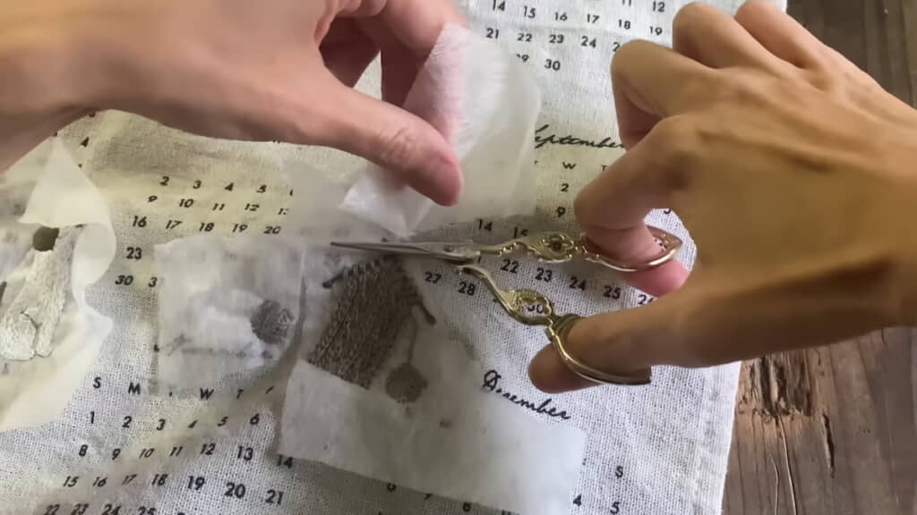 刺しゅうシートのはみ出した部分をカット