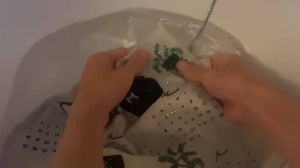 ぬるま湯でもみ洗いしてシートを溶かす