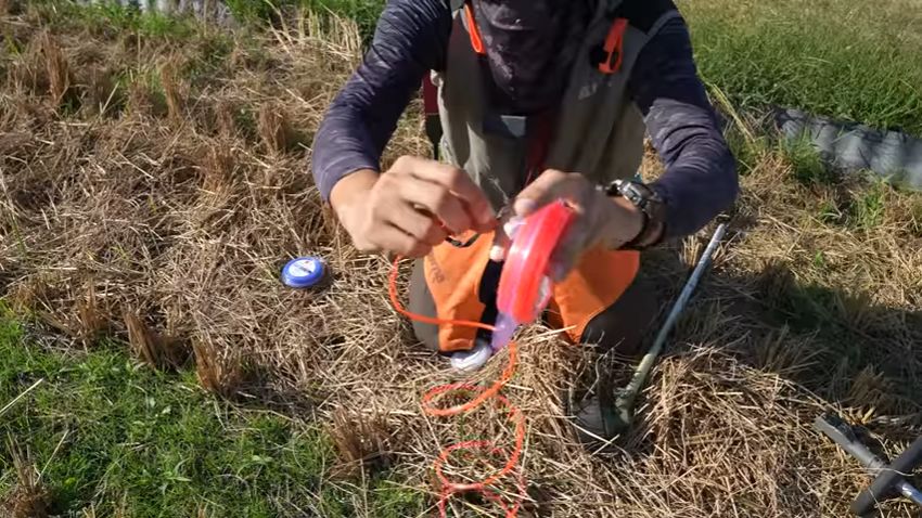 四角いダイソーの赤いナイロンコード