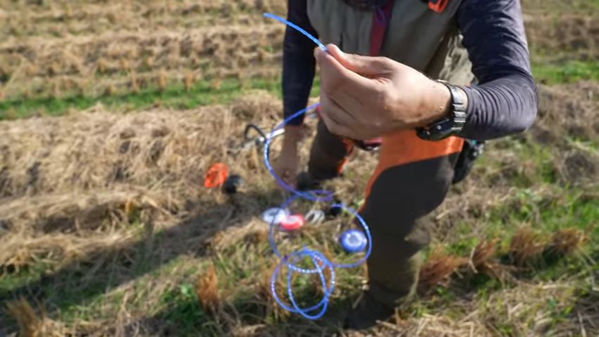 ツイストしているダイソーの青いナイロンコード
