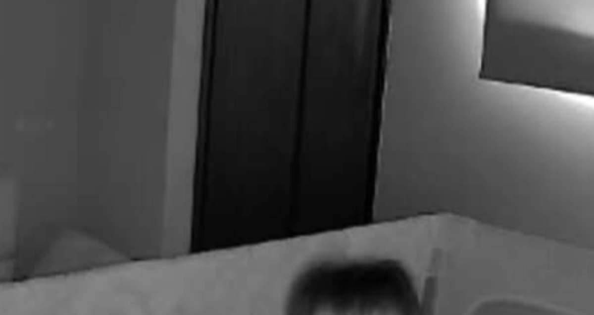 赤ちゃんを寝かしつけ、ご飯を食べようとしたら……　ママ絶句の光景に「絶望の瞬間」「こんな恐怖映像ない」（1/3） | 教育・子育て ねとらぼ