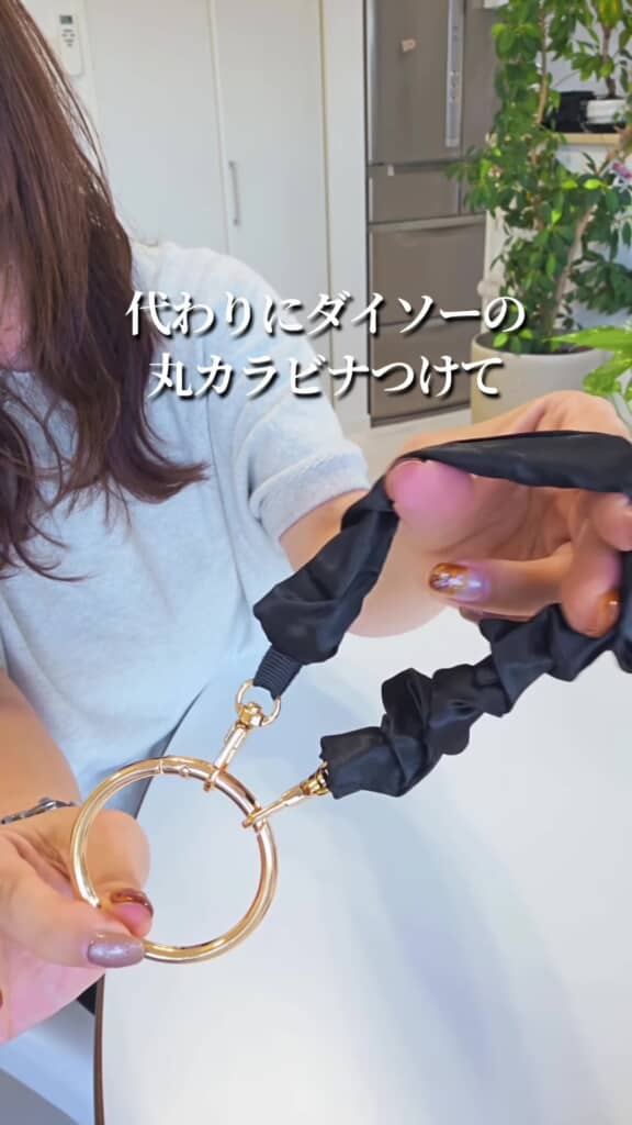 ストラップシートを外して丸カラビナを取り付ける様子