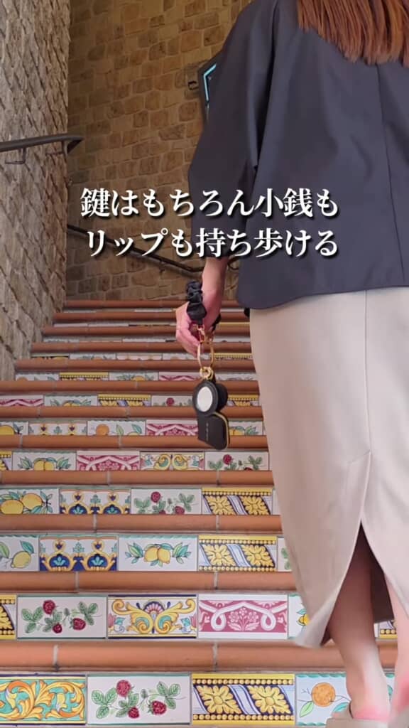 手首に着けて持ち歩いているところ