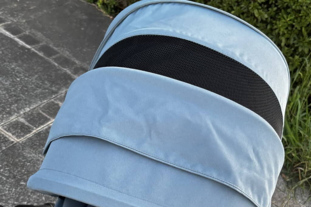 座っている下半身が見えるはずですが……