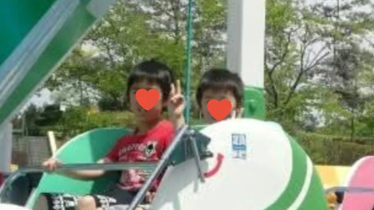 遊園地を楽しむ子どもたち→後ろで見守る父が……「他の保護者爆笑」　二度見必至の姿に「安心感が半端ないw」「物理的にも凄い」（1/2） | ライフスタイル ねとらぼ