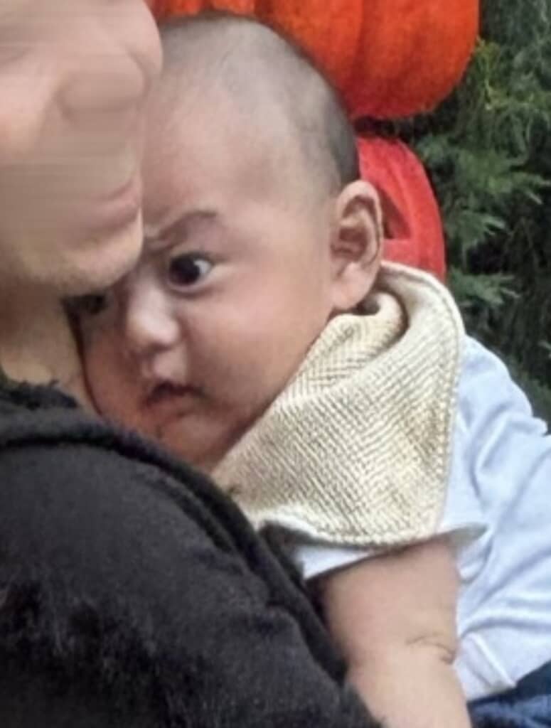 凄い表情の赤ちゃん