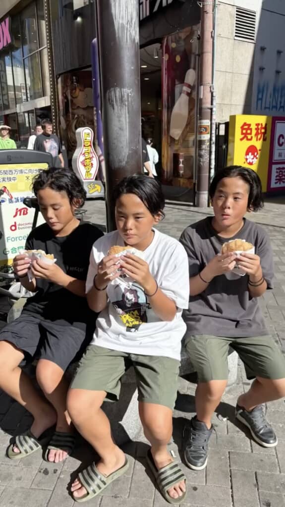 アイスメロンパンを堪能する3人