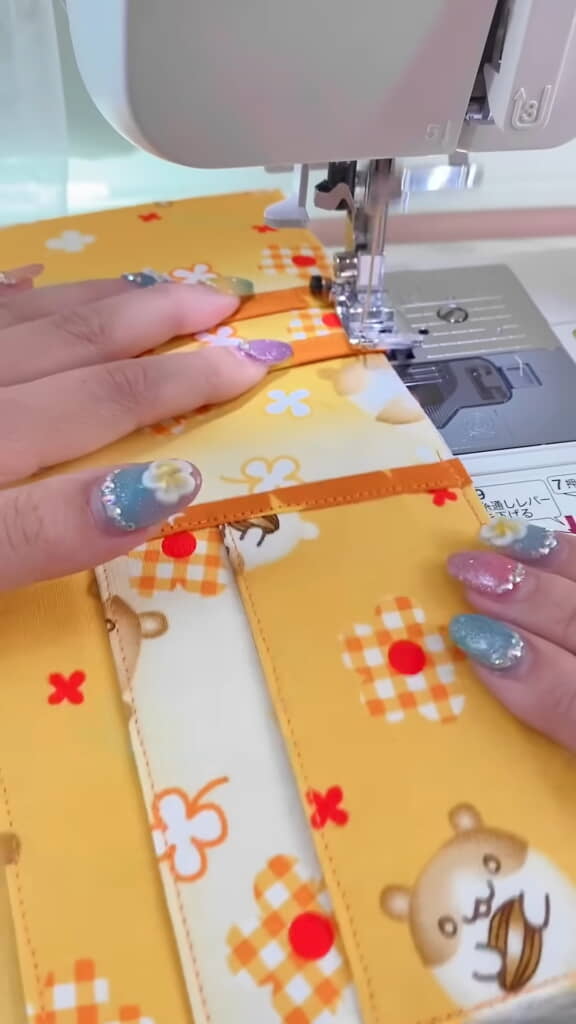 ミシンで縫い合わせて……