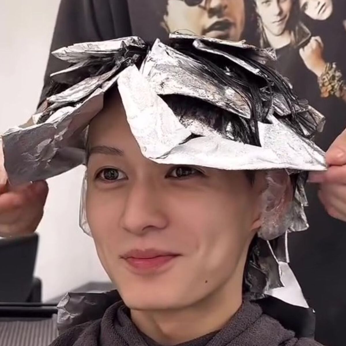 「なんじゃこりゃ！」髪に大量のアルミホイル→外したら……　まさかの仕上がりに「断然こっちが良い」「美容師の技術すごい」 | 美容 ねとらぼ