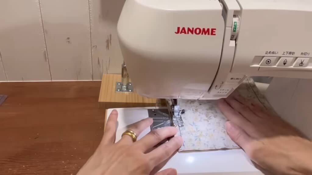 カットクロスでビニールケースを挟んで縫います