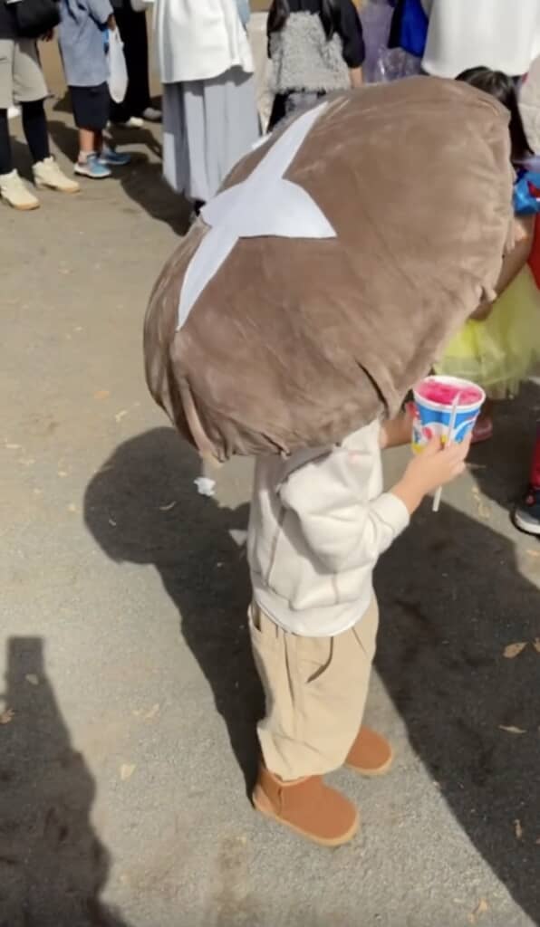 かき氷を食べるお兄ちゃん