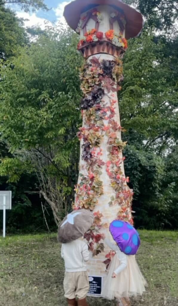 2人で設置された秋の塔の工作を眺めます