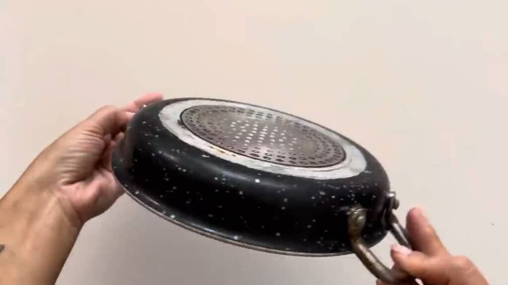 素材に使われた両手鍋。IH対応の比較的新しい品ですが、使い込まれていて表面はボロボロです