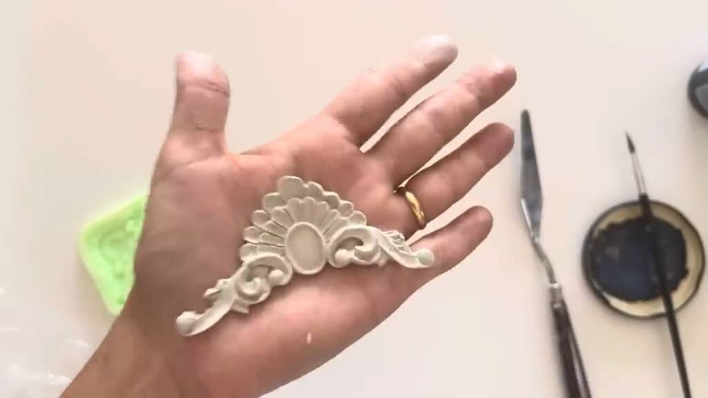 粘土と型で飾りを作成