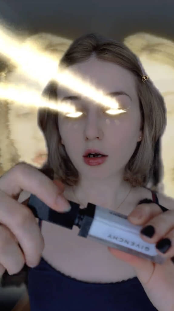 目からビームが……！