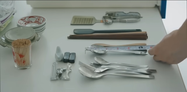 カトラリーなどを並べレイアウトを考え、巻き尺で採寸