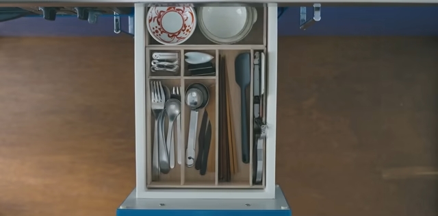 カトラリーやキッチン小物、食器を入れた状態