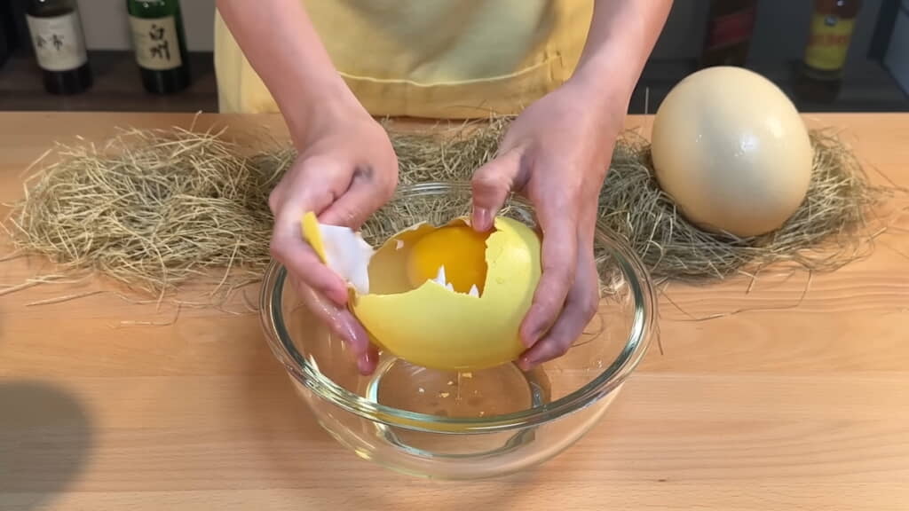 レアの卵は慎重に殻を剥いていく