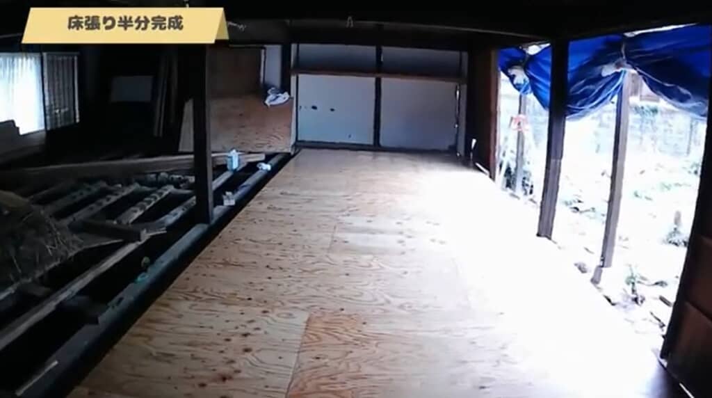 床が半分できました
