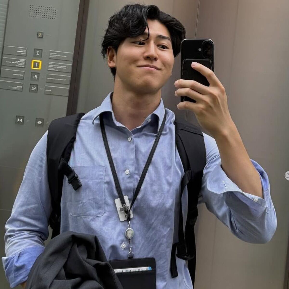 スーツ姿のサラリーマン→バサッと脱いだ瞬間……　「え？」現れた“まさかのもの”に「時止まる」「信じられない」 | ライフスタイル ねとらぼ